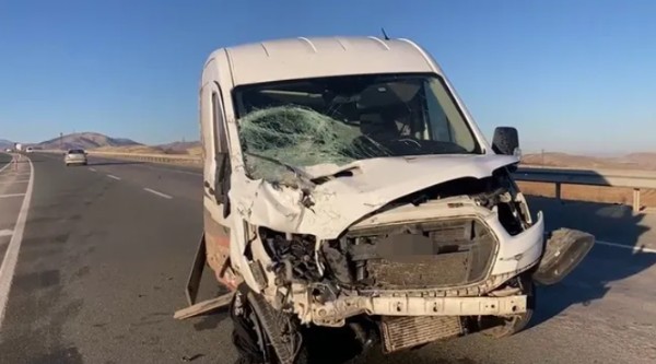 Malatya'da minibüs ile otomobil çarpıştı: 1’i ağır 3 yaralı